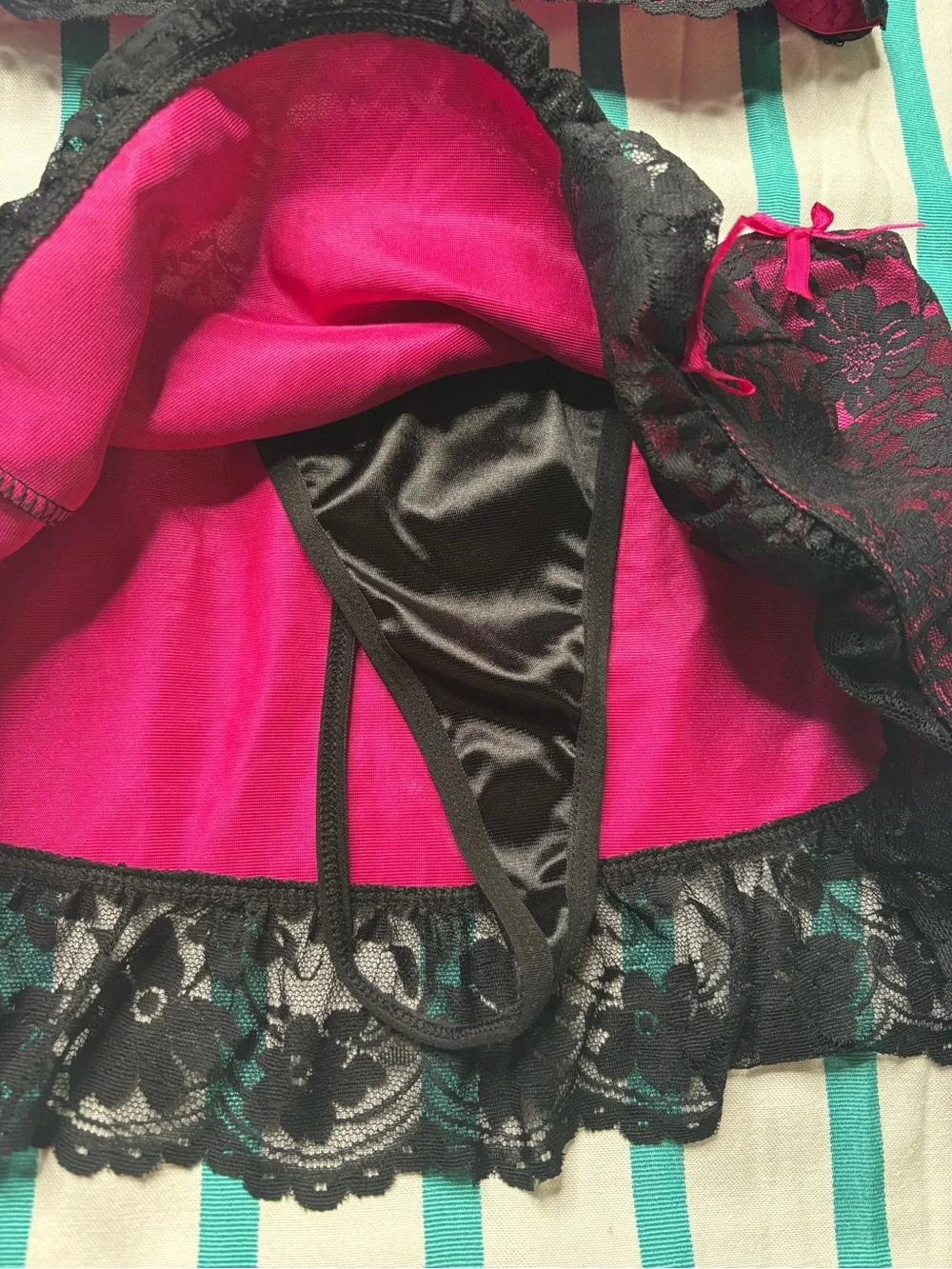 NWT Te Amo Convertible Black and Pink Lace Bra and Skirted Panty Lingerie Set